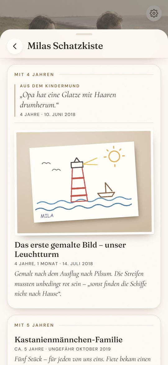 WIRZEIT, Schatzkiste eines Kindes mit dem ersten gemalten Bild, einem Leuchtturm am Meer